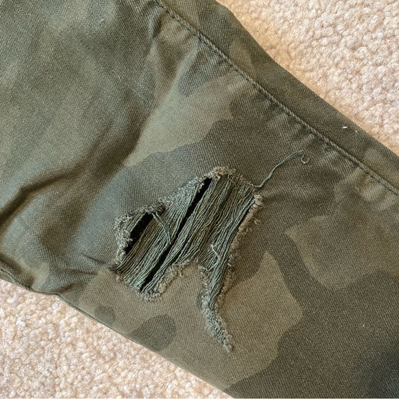 American Eagle Outfitters AEO Camo Green Ripped Stretch High Waisted Jeans - Picture 5 of 10